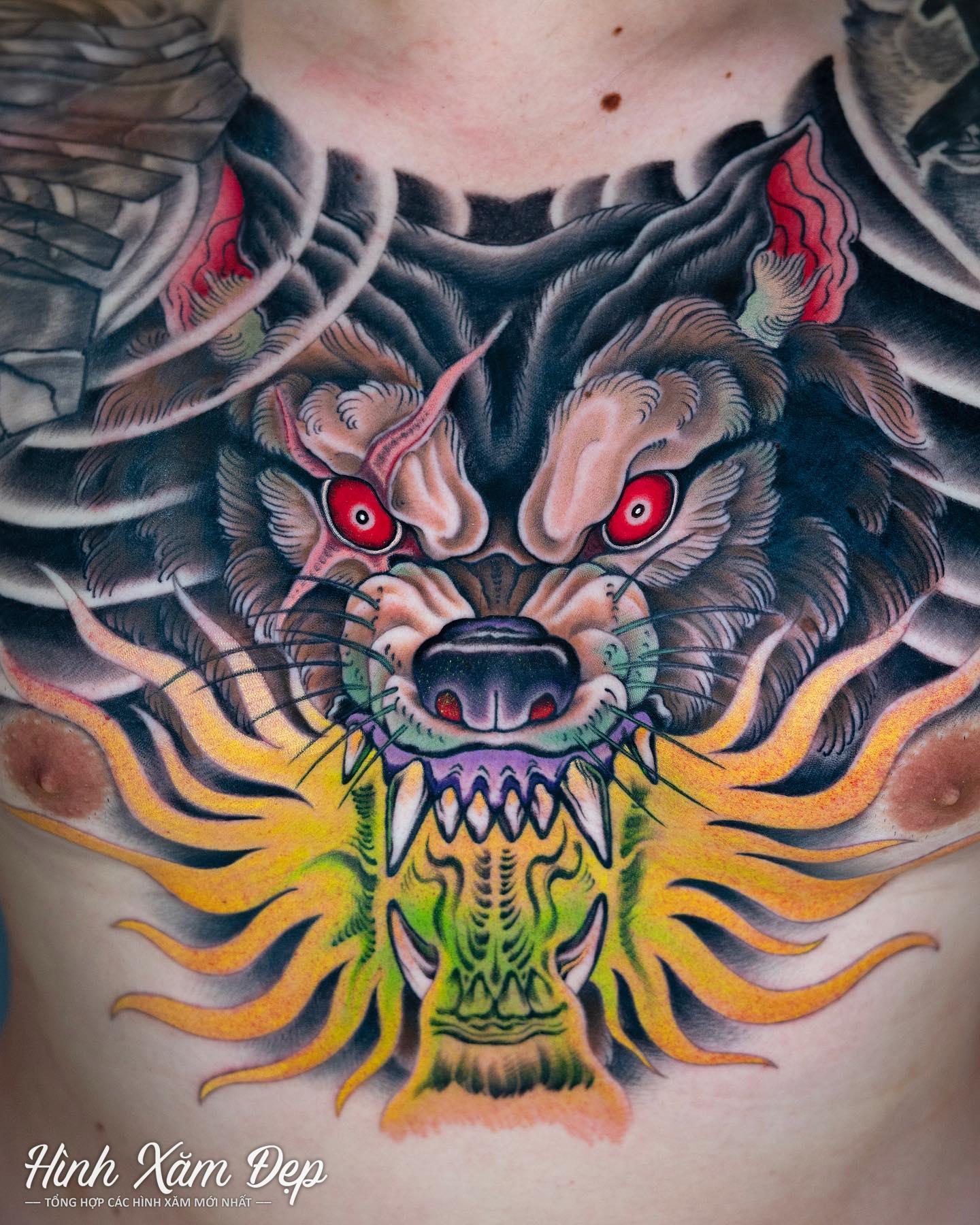Hình xăm trước ngực