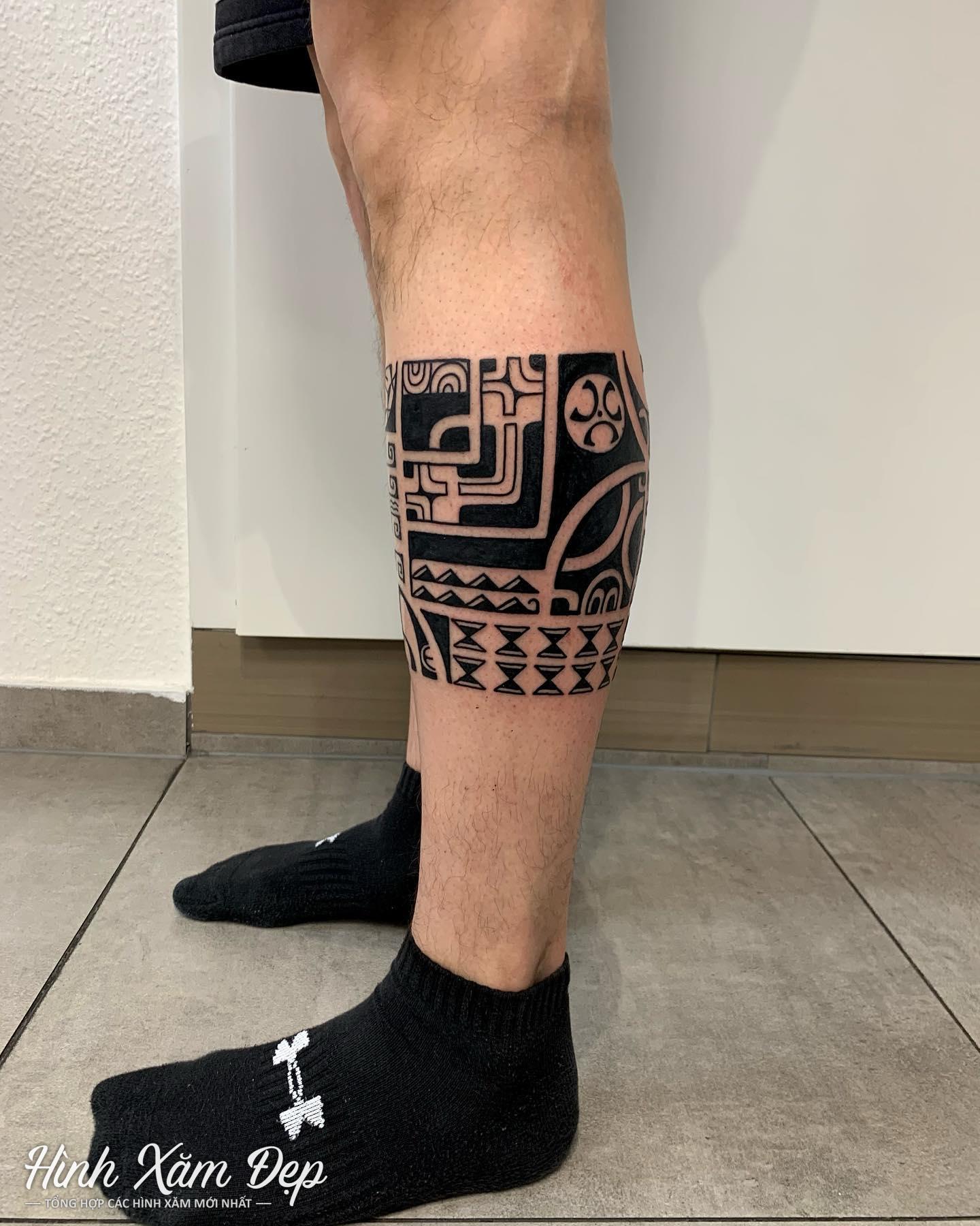 Hình xăm vòng maori bắp chân (2)